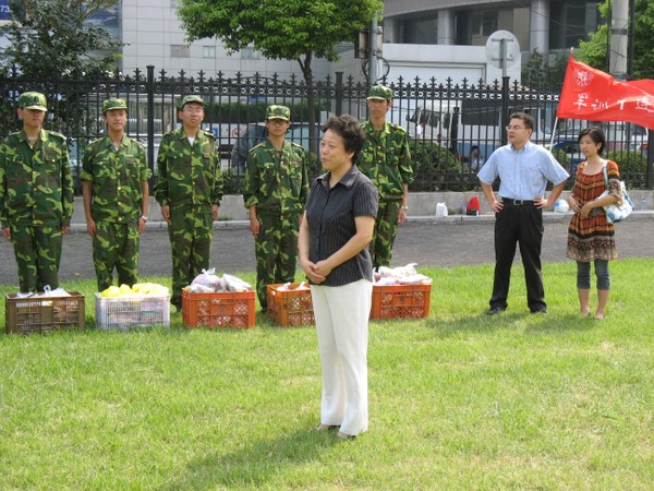 沈蘭芳書記對同學們講話
