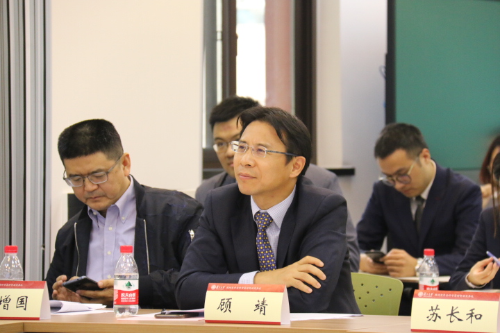 圖4：顧靖院友在聆聽答辯人匯報