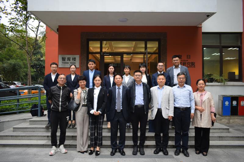 圖8：評委與參與終審答辯的同學合影